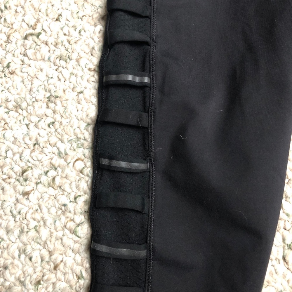 Lululemon black crop capris